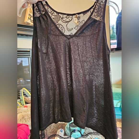 Urban Day black V-neck tank top with lace back size Medium - Picture 1 of 2